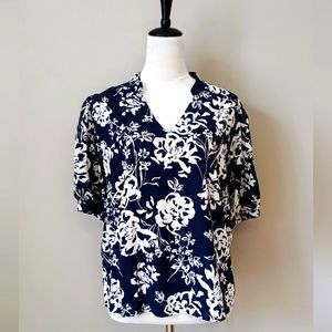 Ann Taylor Factory Navy Floral V-Neck Blouse (Size Medium)